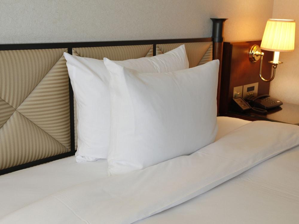 Miyako Hotel Gifu Nagaragawa Eksteriør billede A pillow on a bed