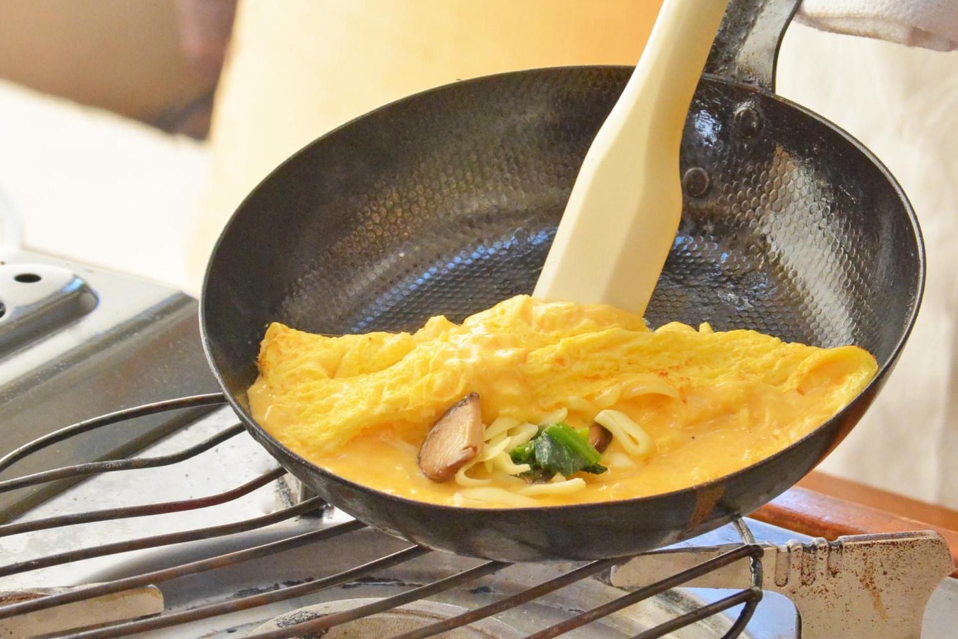 Miyako Hotel Gifu Nagaragawa Eksteriør billede Egg foo young being cooked