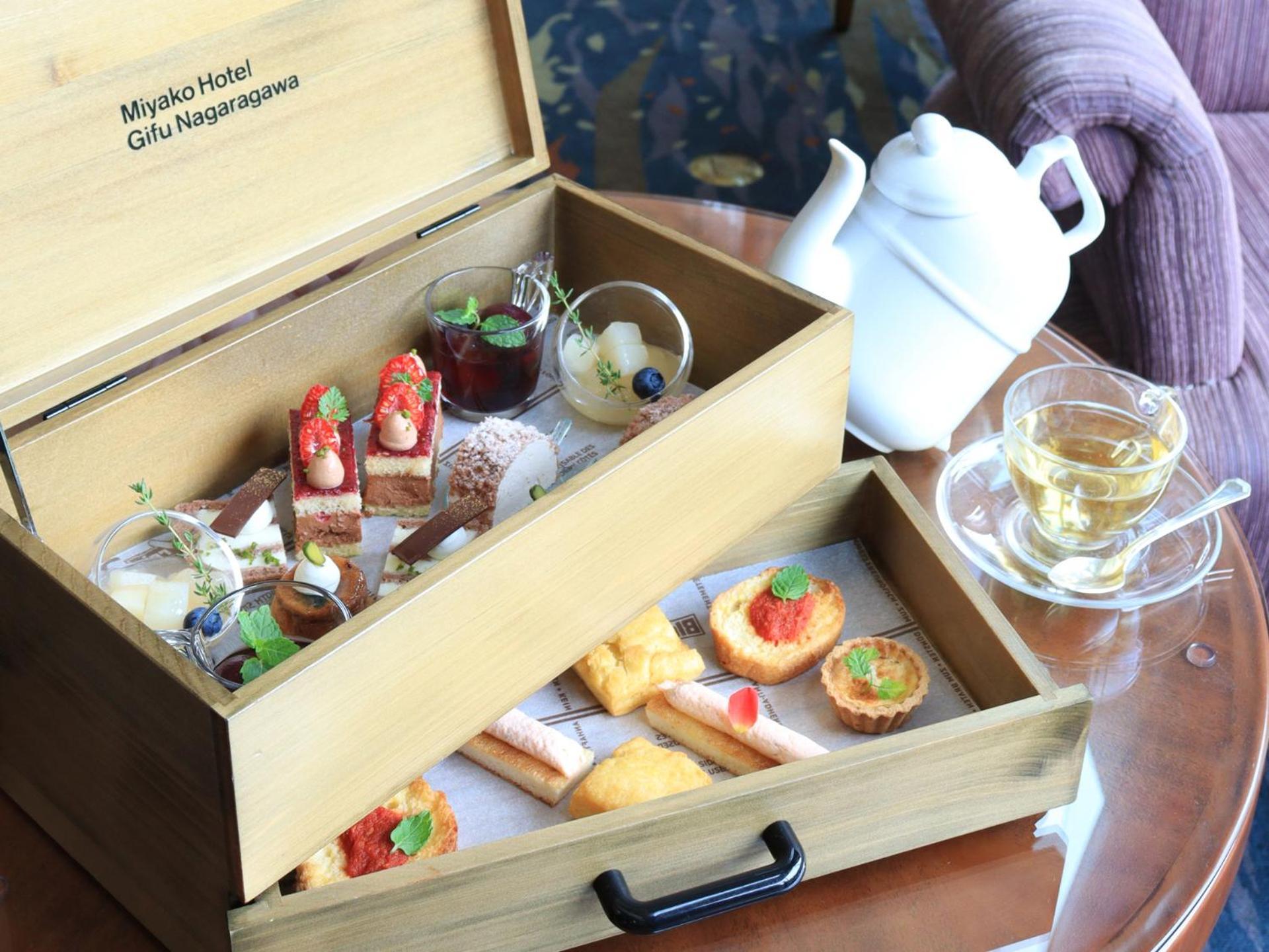 Miyako Hotel Gifu Nagaragawa Eksteriør billede Afternoon tea at the hotel